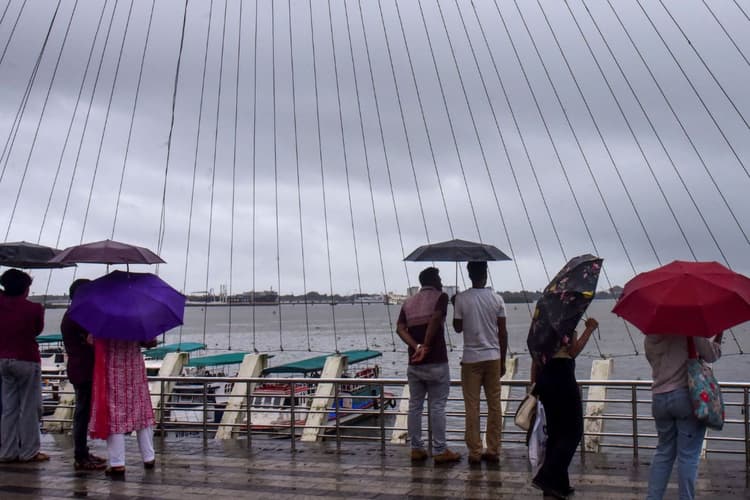 Kerala Heavy Rain Warning: केरल में 19 जून तक होगी अत्यधिक भारी बारिश, स्कूल बंद