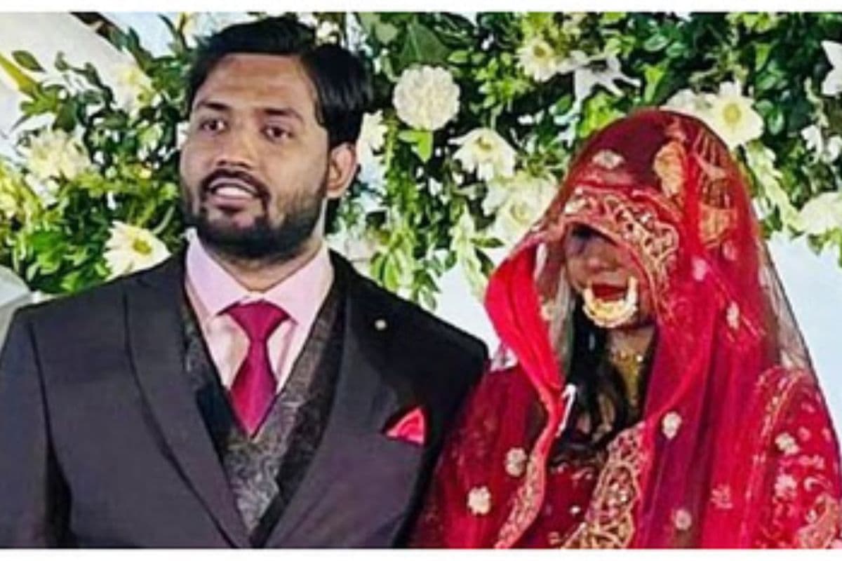 Khan Sir with wife (File Photo)