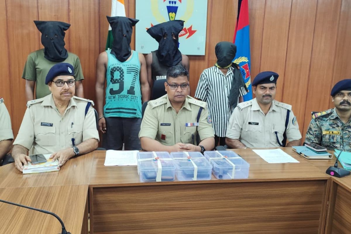 Crime News : लोन रिकवरी एजेंट से लूटपाट मामले में 4 आरोपी गिरफ्तार, 2 देसी कट्टा समेत कई सामान बरामद