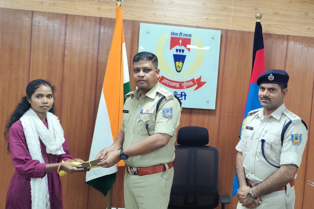 खूंटी में ऑपरेशन 'मुस्कान' के तहत लोगों को वापस मिल रहा उनका खोया फोन, अब तक 58 मोबाइल बरामद