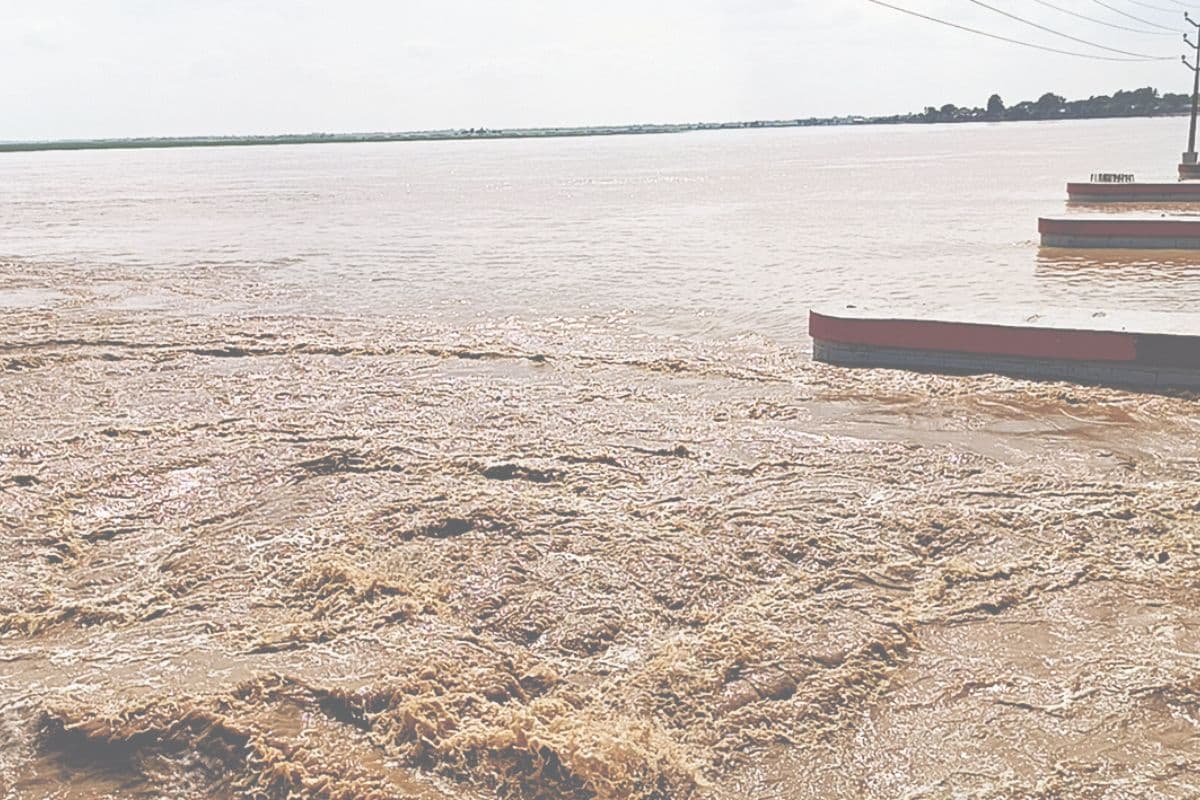Bihar Flood Alert: नेपाल में भारी बारिश से कोसी नदी उफान पर, बराज के 11 फाटक खुले, गांवों में दहशत