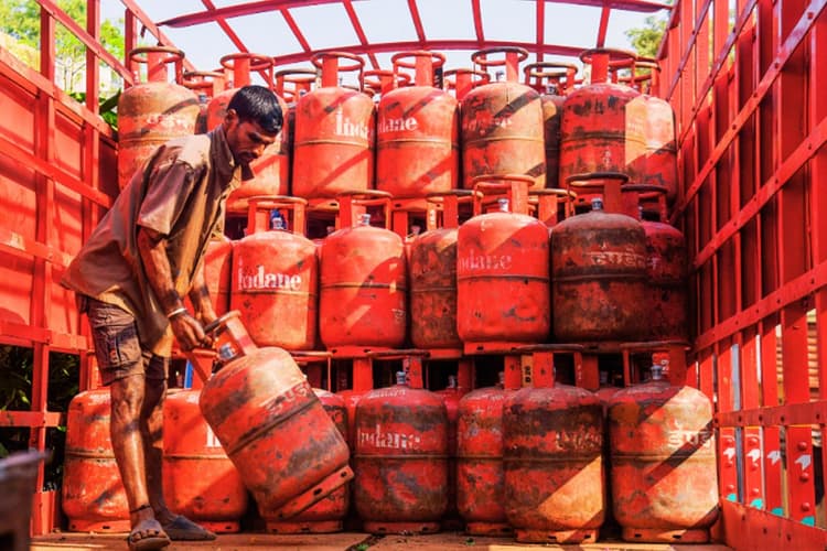 LPG Price Today: 5 जून को आपके शहर में कितने में मिल रहा है एलपीजी सिलेंडर, यहां चेक करें