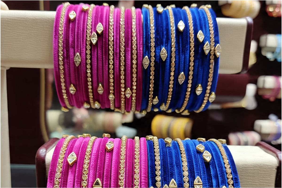 Latest Bangles For Women: चाहे कोई भी हो मौका,लेटेस्ट वेलवेट की चूड़ियों से सजाएं खूबसूरत हाथों को