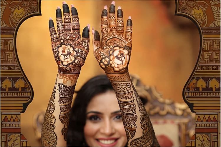 Latest Bridal Full Hand Mehndi Design 2025: प्यार की महक लिए इन खूबसूरत मेहंदी डिजाइनों से सजाएं अपने  हाथ