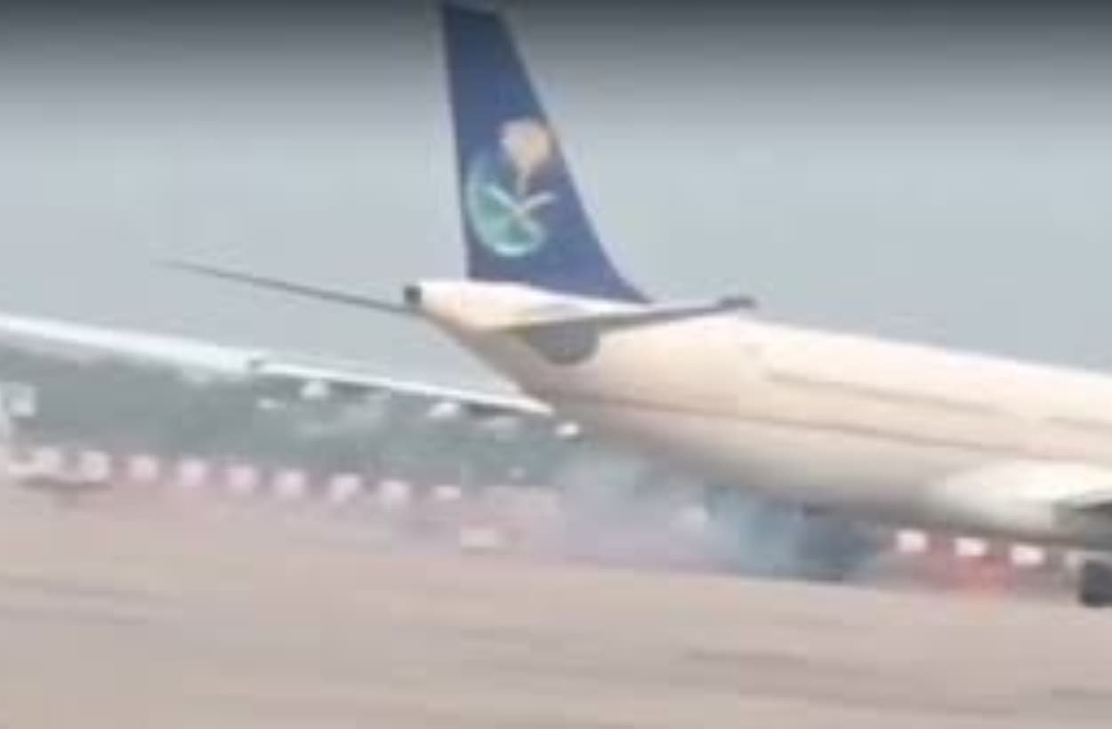 Lucknow Airport Accident: लखनऊ एयरपोर्ट पर बड़ा हादसा टला, हज यात्रियों से भरी फ्लाइट से लैंडिंग के वक्त निकली चिंगारी