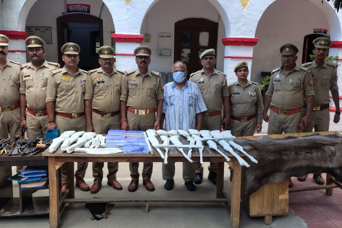 मलीहाबाद में हथियारों का बड़ा जखीरा जब्त, देसी हकीम की आड़ में सलाउद्दीन चला रहा था धंधा