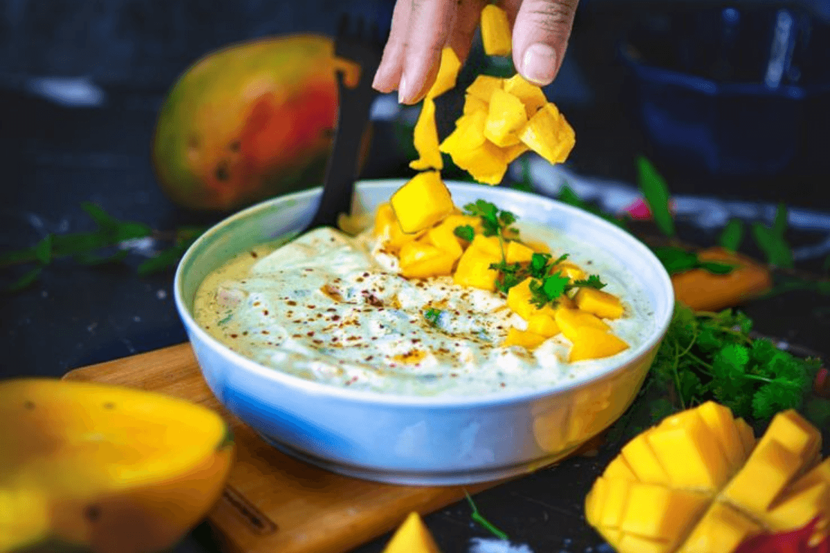 Mango Raita Recipe: आम का मौसम जाने से पहले जरूर ट्राई करें ये टेस्टी मैंगो रायता रेसिपी