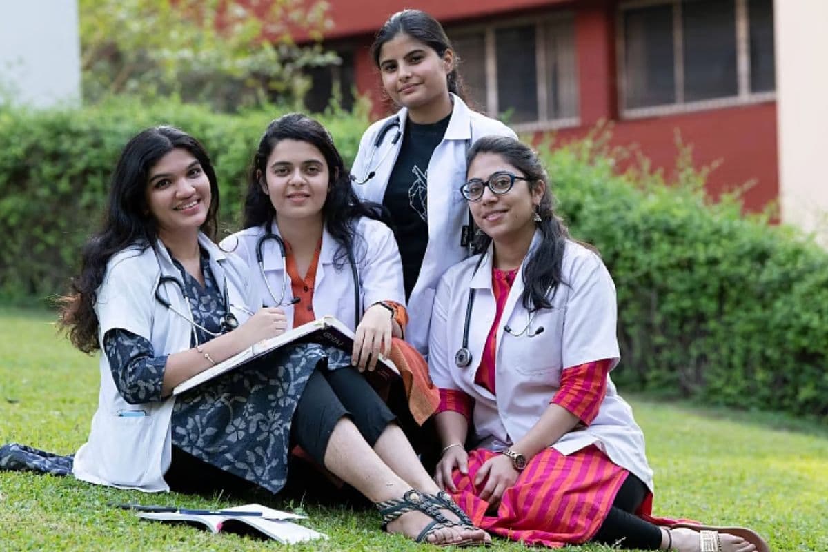 Bihar News: अभी बिहार में 1490 MBBS और 140 BDS की सीटों पर होगा एडमिशन, नये सत्र में 100 एमबीबीएस सीटें बढ़ेंगी