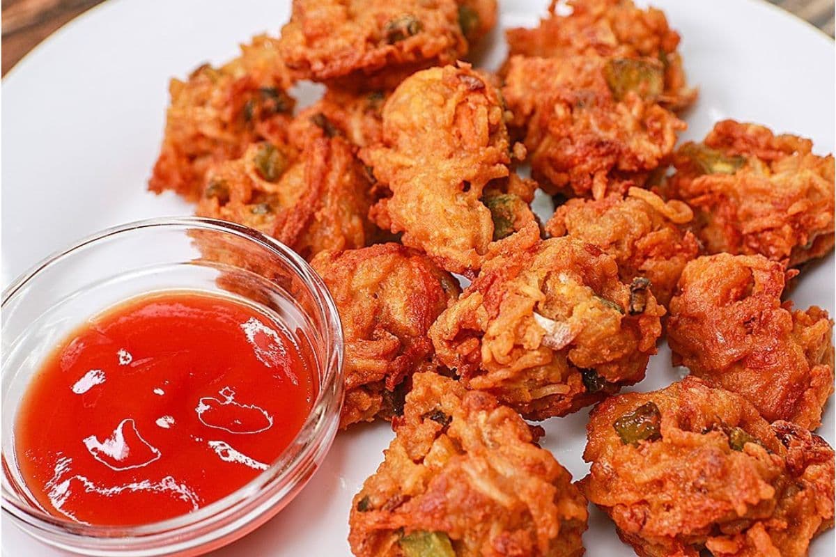 Monsoon Recipes: बोरिंग स्नैक्स को कहिए अलविदा,ट्राय करें मैगी पकौड़ा