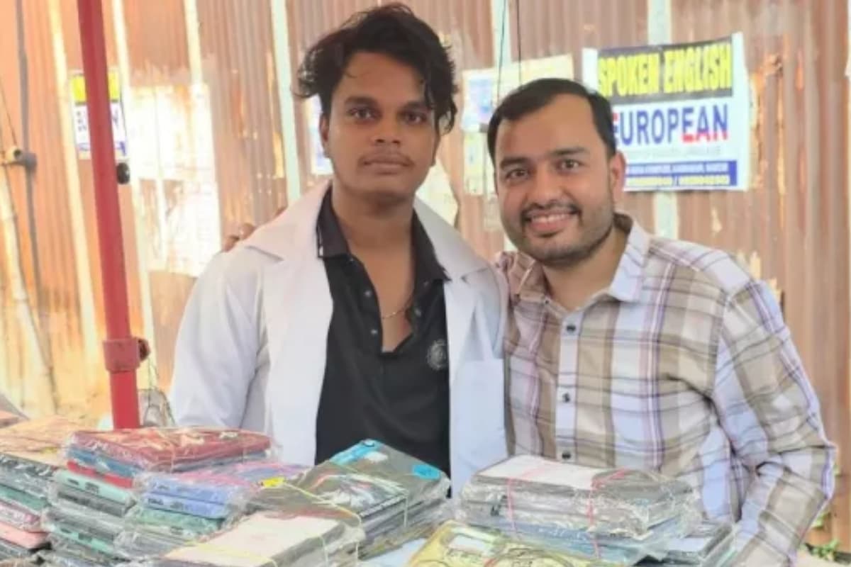 NEET UG 2025 Topper: मोबाइल कवर बेचने वाला रोहित अब बनेगा डॉक्टर, जमशेदपुर के बेटे को खुद अलख पांडे ने आकर दी बधाई