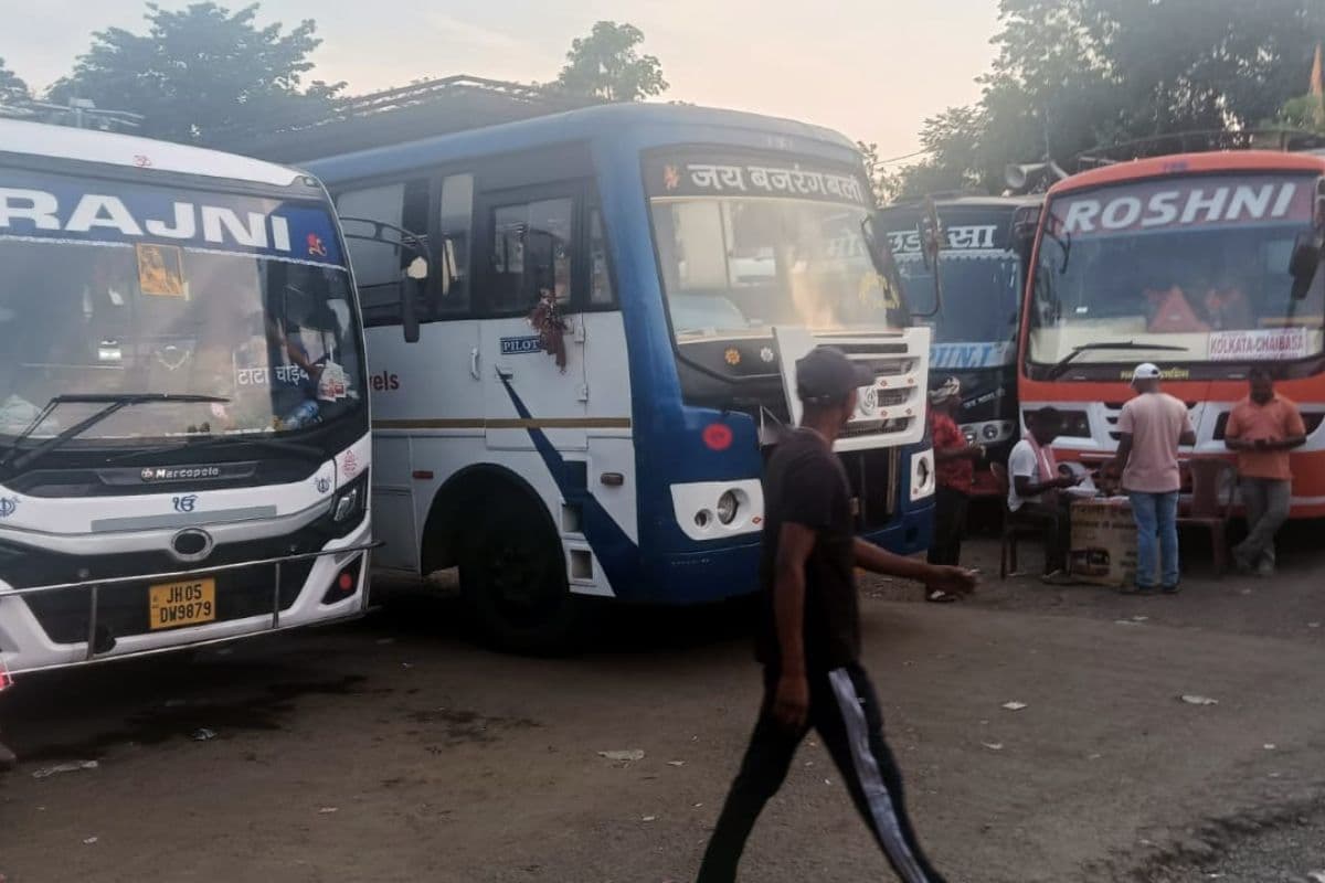 Naxal Bandh 2025: नक्सली बंद के कारण पश्चिमी सिंहभूम में थमे बसों के पहिए, परेशान रहे यात्री