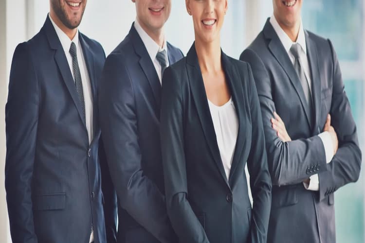 ₹12,000 की नौकरी में महिलाओं के लिए चुन्नी-पिन अनिवार्य! कंपनी के ड्रेस कोड पर सोशल मीडिया में बवाल