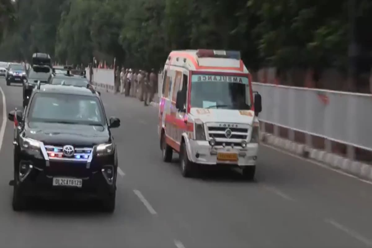PM Modi: रोड शो के दौरान सामने आ गया एंबुलेंस, पीएम मोदी के काफिले ने दिया रास्ता, सामने आया Video