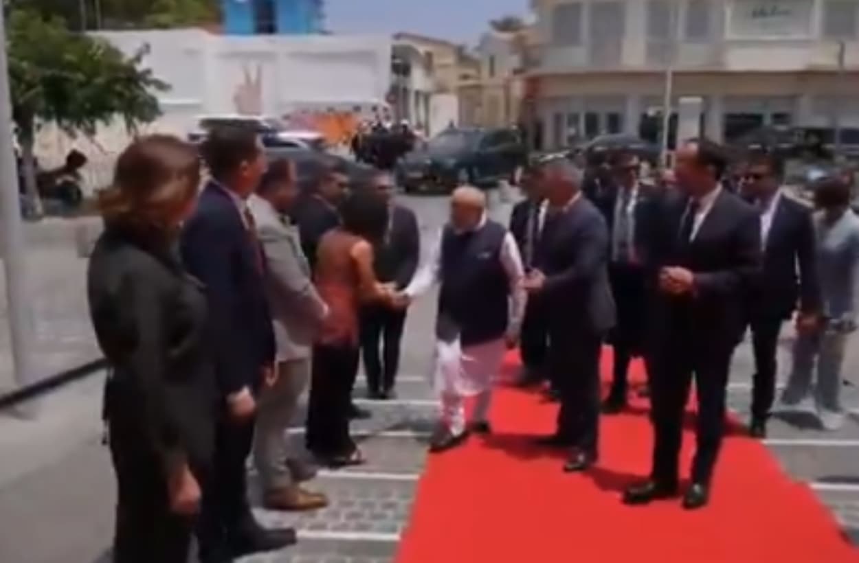 विदेशी महिला सांसद ने पीएम मोदी के पैर छूकर किया स्वागत, वायरल हुआ वीडियो