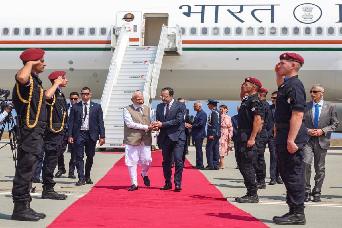 साइप्रस में पीएम मोदी का जलवा, प्रवासियों भारतीय का हाथ जोड़कर किया अभिवादन, लोगों ने खिंची तस्वीर, देखें Video