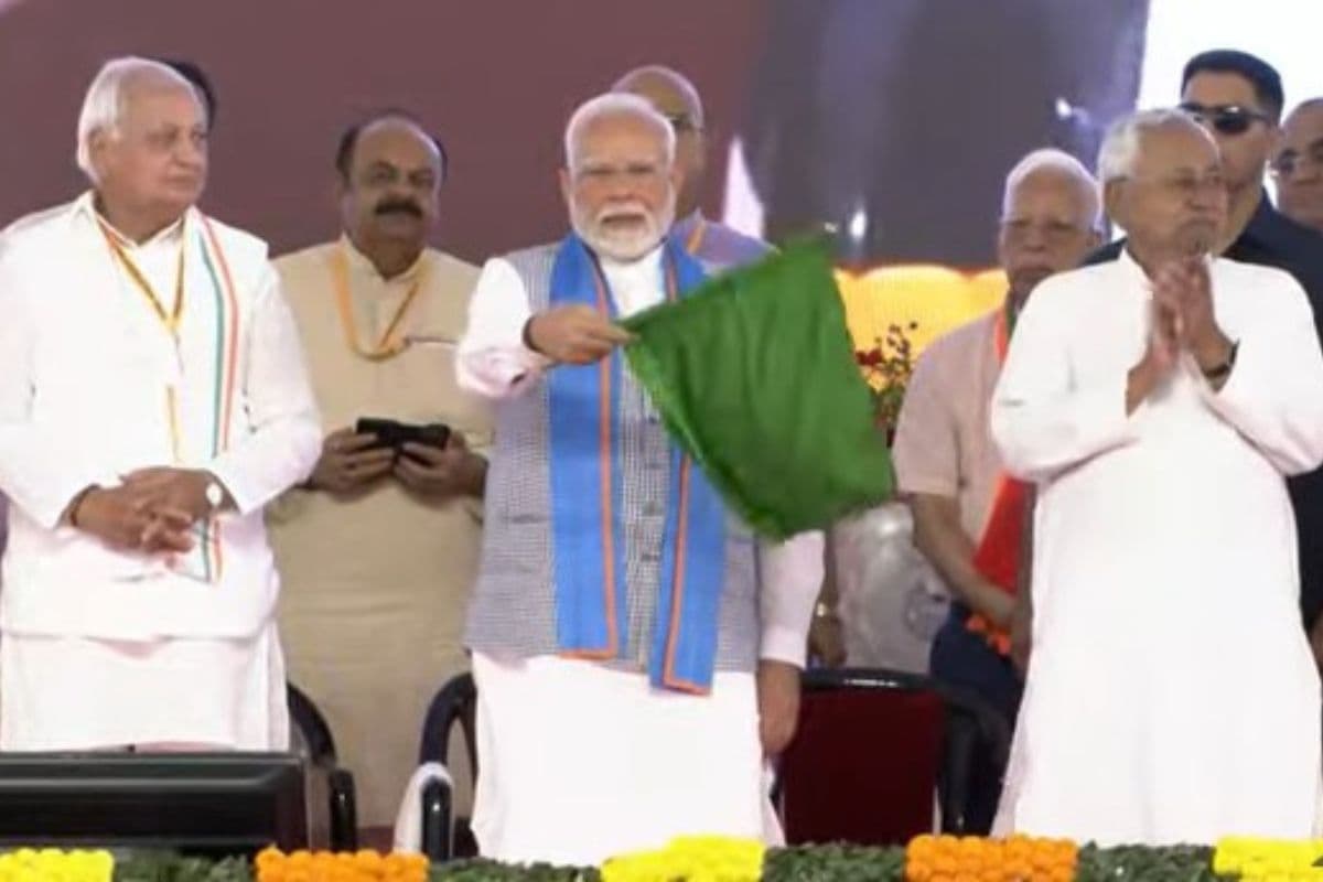 PM Modi Gift: PM मोदी ने वैशाली-देवरिया रेलखंड पर पहली ट्रेन को दिखाई हरी झंडी, बौद्ध पर्यटकों का सफर अब होगा आसान