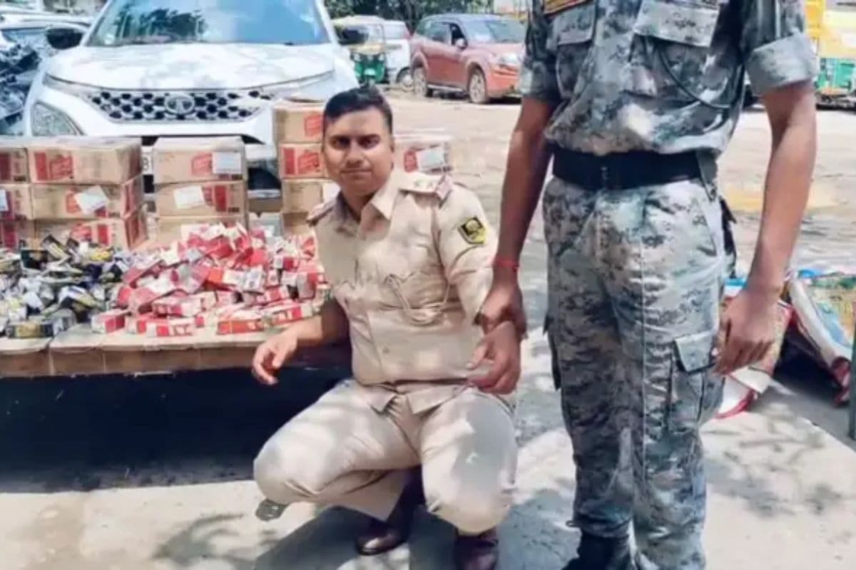 पटना में 199 लीटर शराब के साथ फंसा रवि किशन, फर्जी दारोगा बनकर करता था तस्करी
