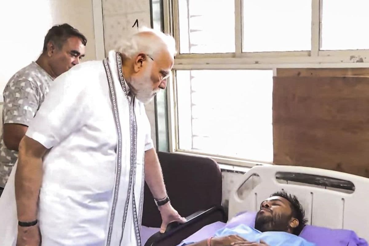 अहमदाबाद प्लेन हादसे के एक मात्र सर्वाइवर से मिले पीएम मोदी