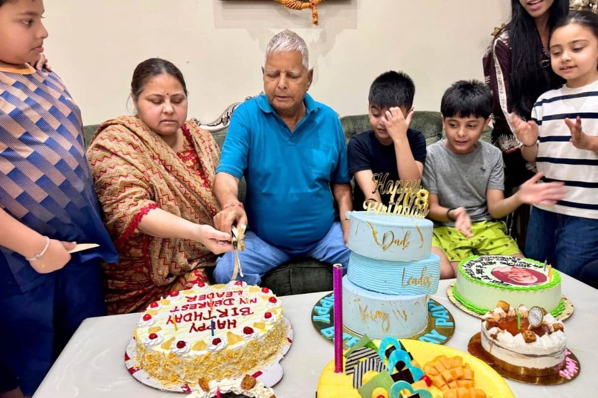 केक काटते राजद प्रमुख लालू यादव