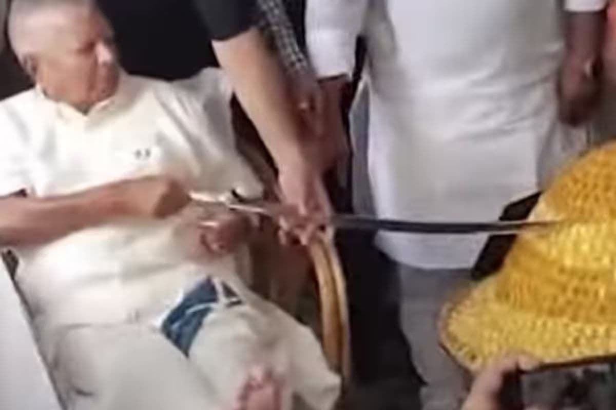तलवार से केक काटते लालू यादव
