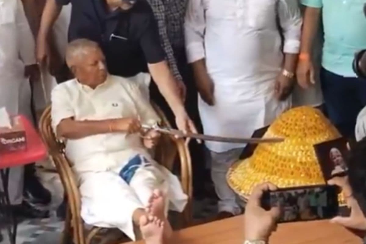 तलवार से केक काटते लालू यादव तलवार से केक काटते लालू यादव