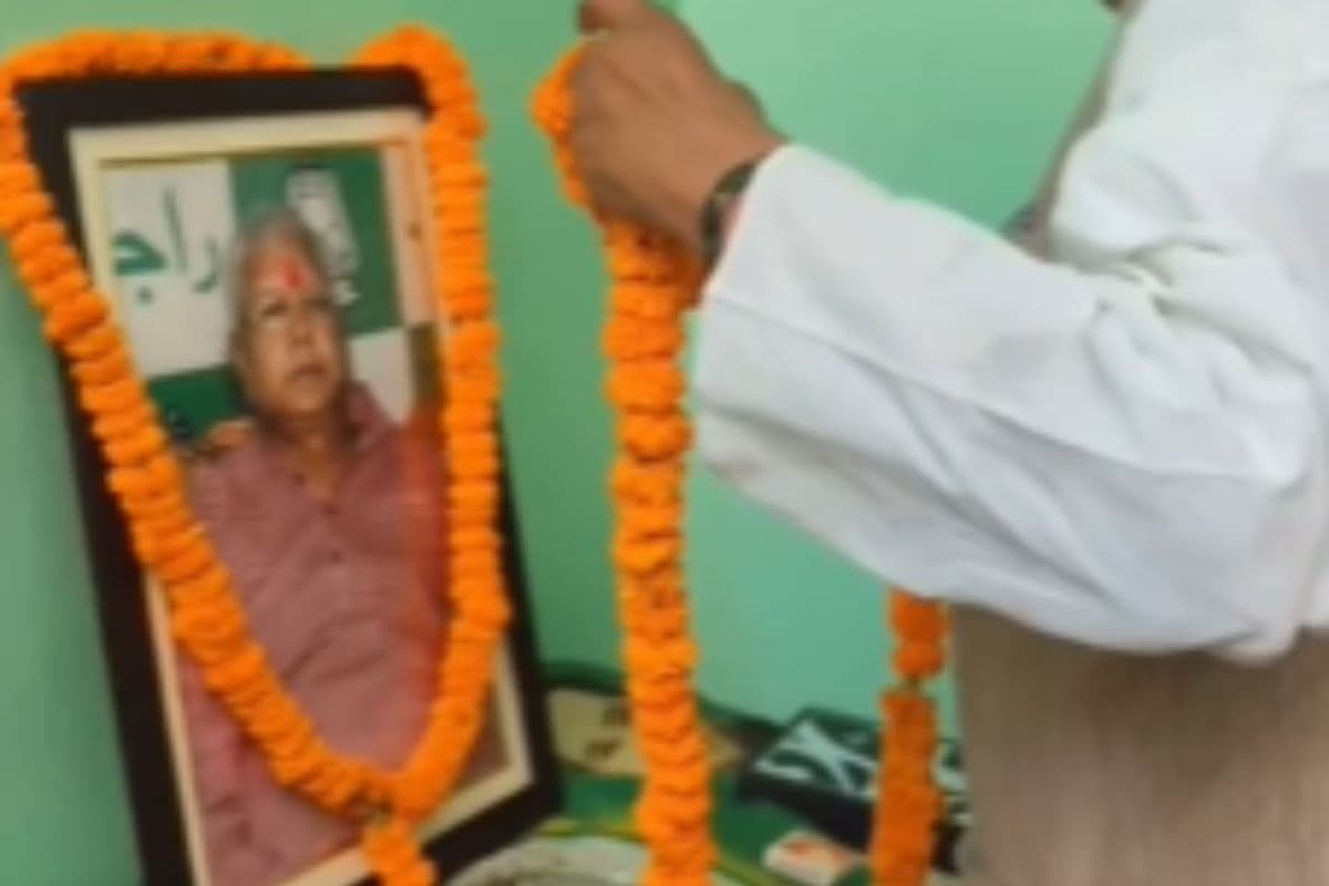 लालू यादव के फोटो को माला पहनाते विधायक