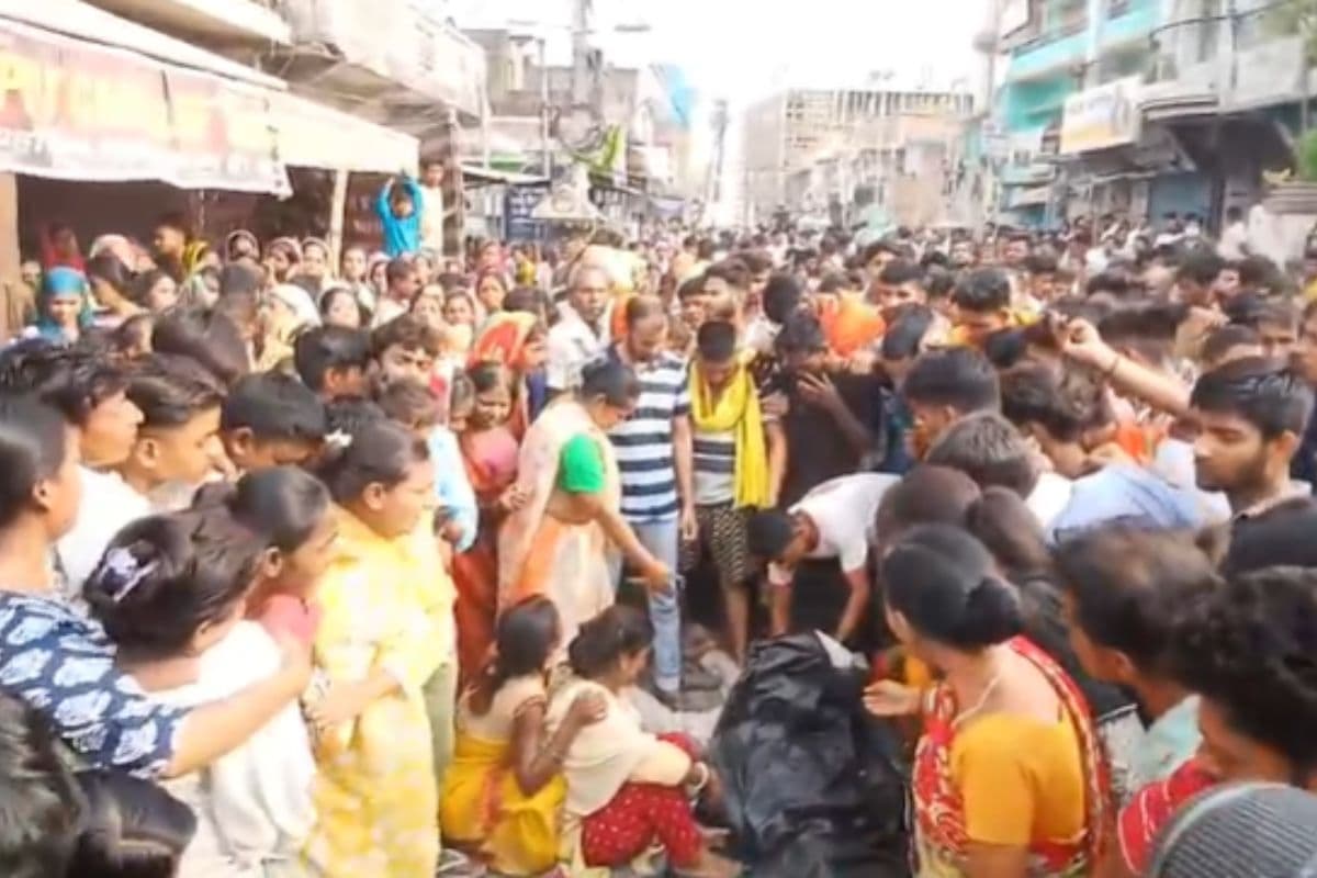 Gaya: हाईवा की चपेट में आने से स्कूटी सवार की मौत, गुस्साएं लोगों ने फूंक दिया ट्रक