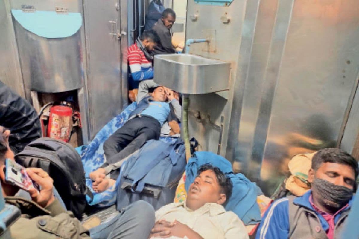 जनसेवा एक्सप्रेस की बदहाल व्यवस्था से यात्री परेशान, शौचालय में सफर को हो रहे मजबूर