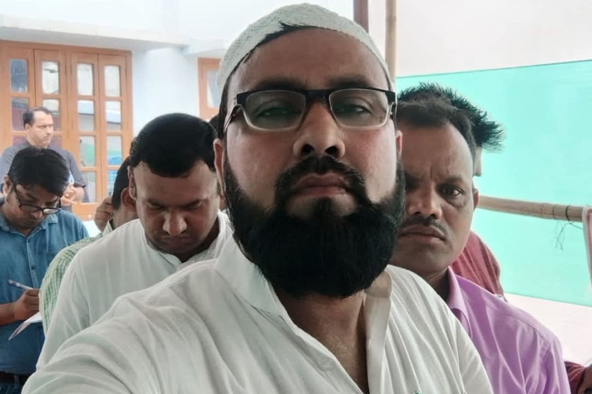 Bihar: स्कूल में पढ़ाई छोड़ राजनीति करते थे गुरू जी, सरकार ने कर दिया सस्पेंड