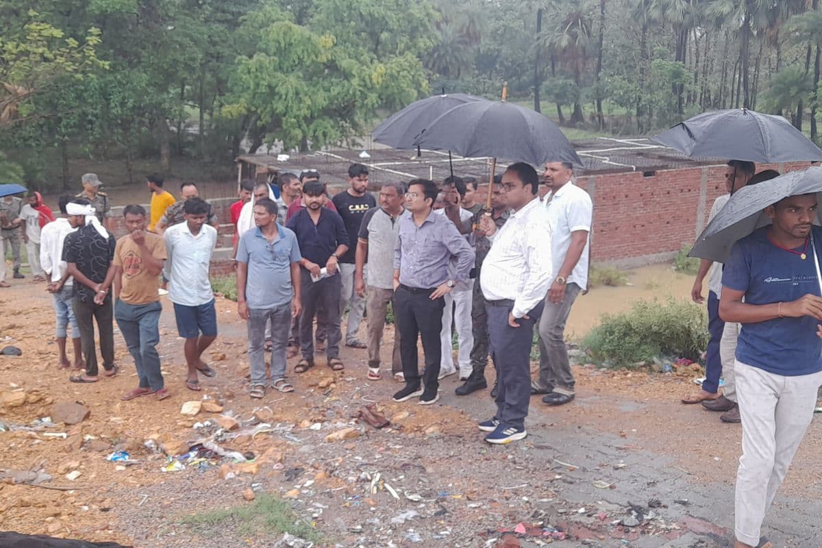 पुल की जांच करते अधिकारी