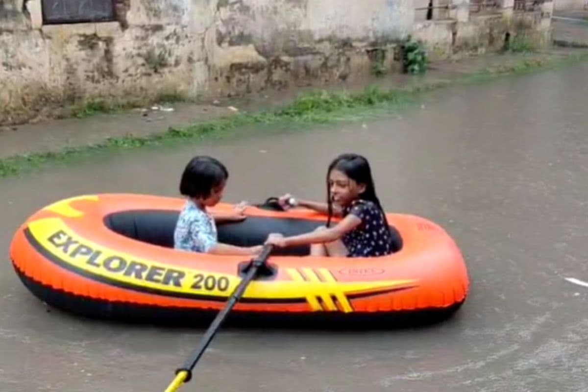 Sasaram: पहली बारिश ने खोली नगर निगम की पोल, प्रेमचंद पथ बना तालाब, बच्चे कर रहे बोटिंग