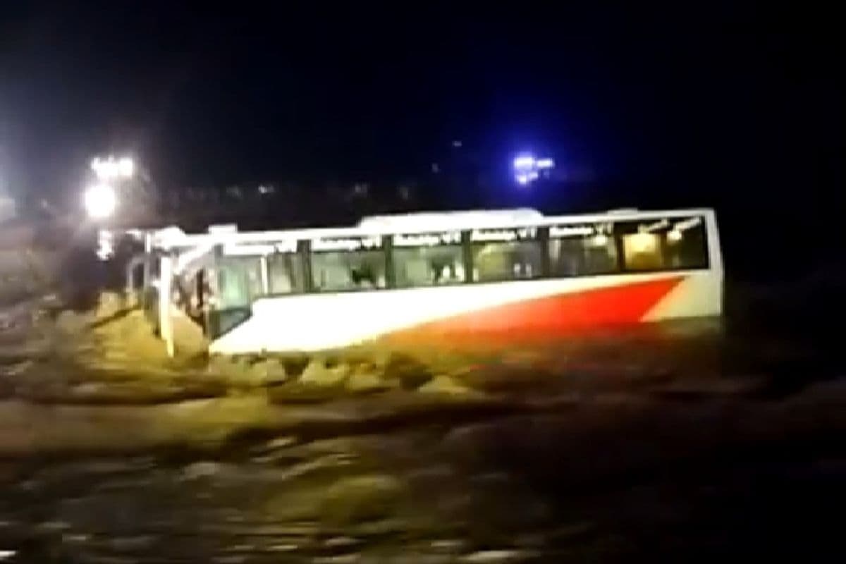 Bihar: बाढ़ से नेपाल में फिर टूटा डायवर्सन, 38 यात्रियों के साथ पानी में बही बस 
