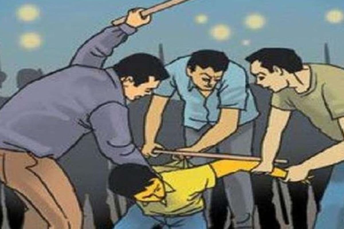 Muzaffarpur: छात्रा से दुर्व्यवहार के आरोपी शिक्षक को ग्रामीणों ने पीटा, पुलिस ने आरोपी को हिरासत में लेकर की पूछताछ