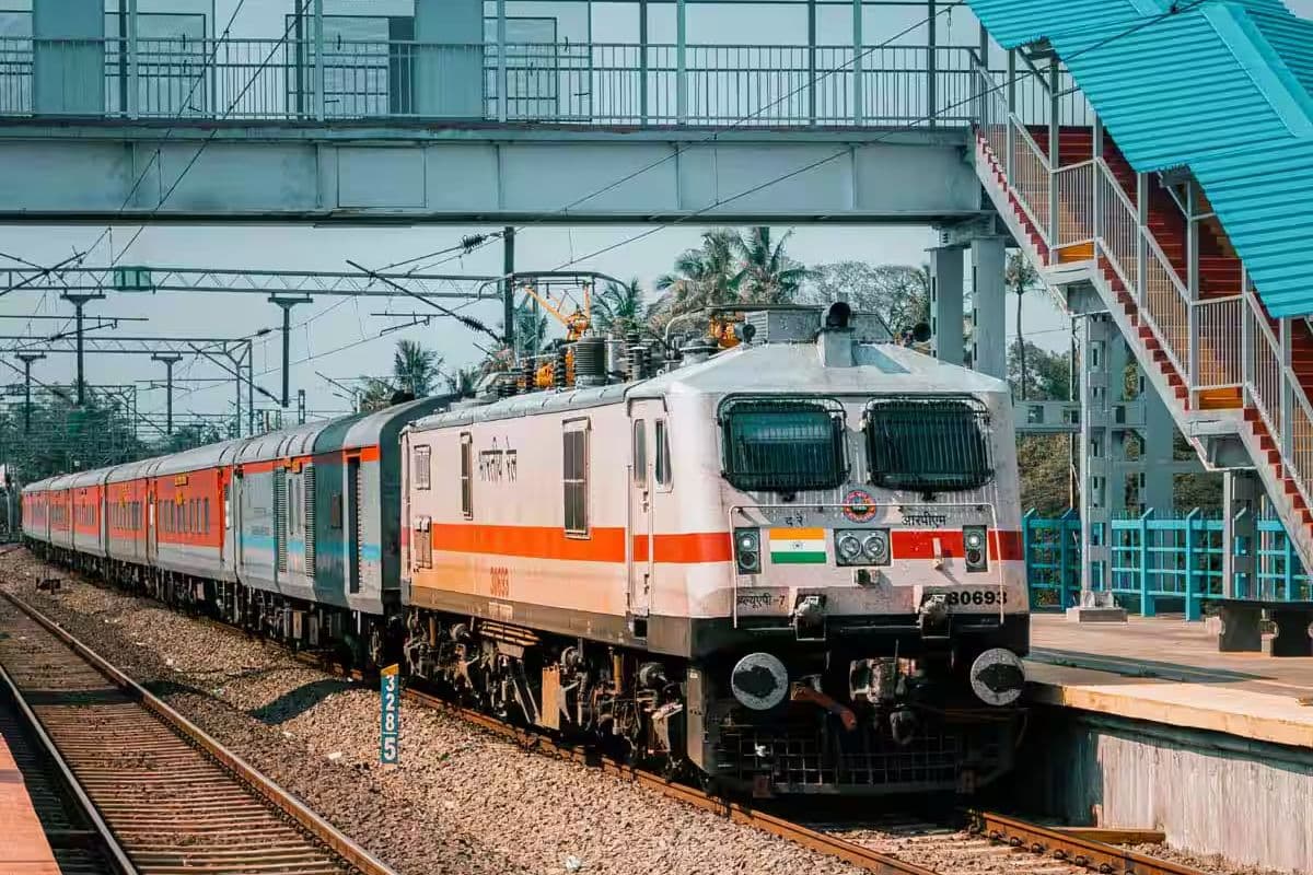 Bihar: देवघर जाने वाले भक्तों को रेलवे ने दी खुशखबरी, अब इस स्टेशन पर भी रुकेगी गया-कामाख्या एक्सप्रेस