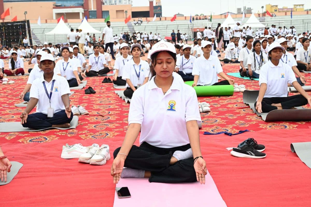 International Yoga Day 2025: पटना में योग से हुआ सेहत का सूर्योदय, आम से लेकर खास तक ने लगाया ध्यान 