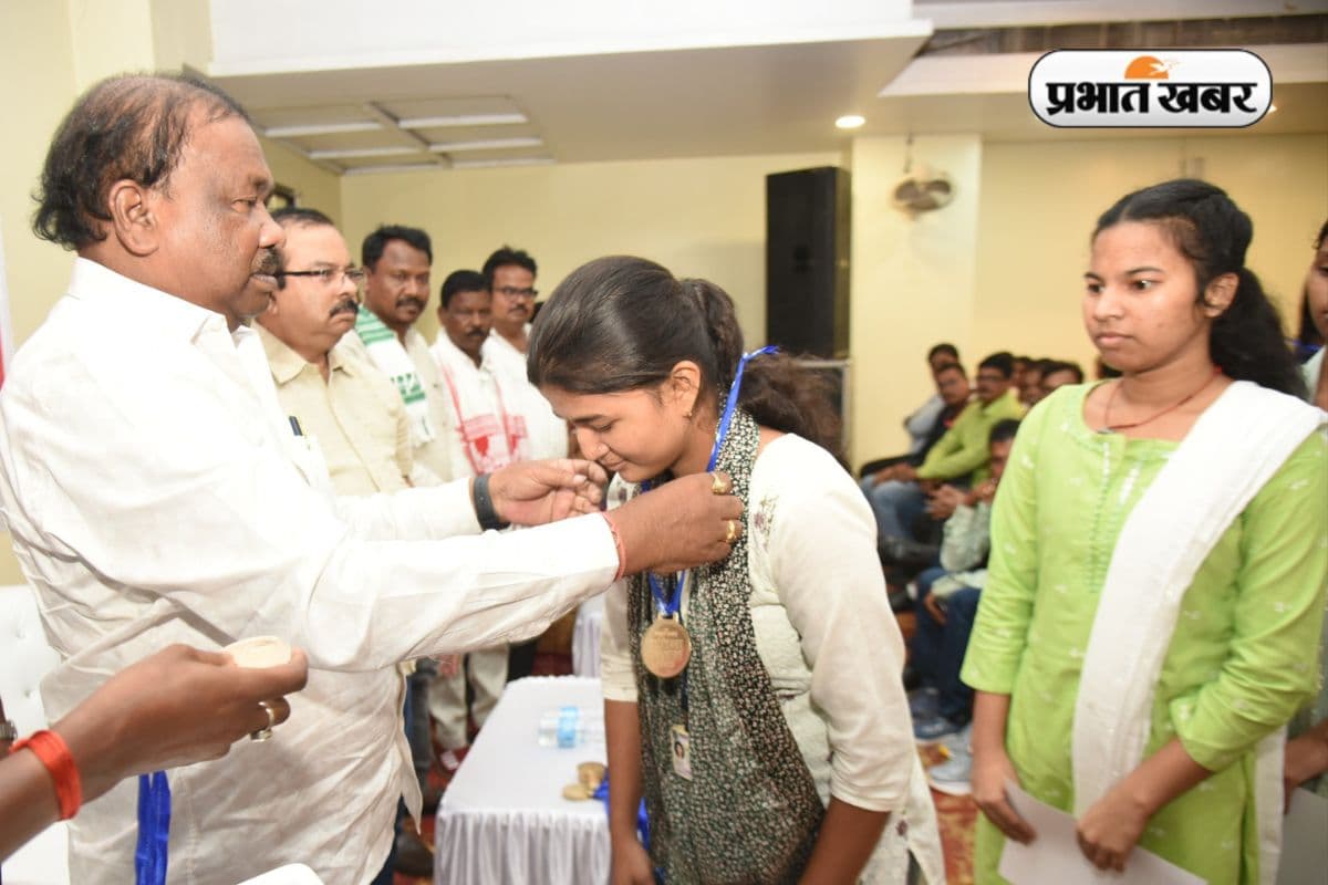 घाटशिला अनुमंडल के 700 टॉपर को मिला मान, चमक उठे चेहरे