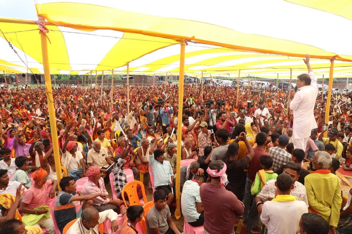 Bihar Politics: भोजपुर में प्रशांत किशोर की हुंकार, पीके बोले- बिहार का वोट, फैक्ट्री गुजरात में क्यों?