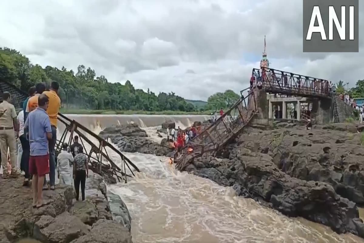 Pune Bridge Collapses: पुणे के पास इंद्रायणी नदी पर पुल ढह गया, दो की मौत, कई पर्यटक बहे, रेस्क्यू जारी