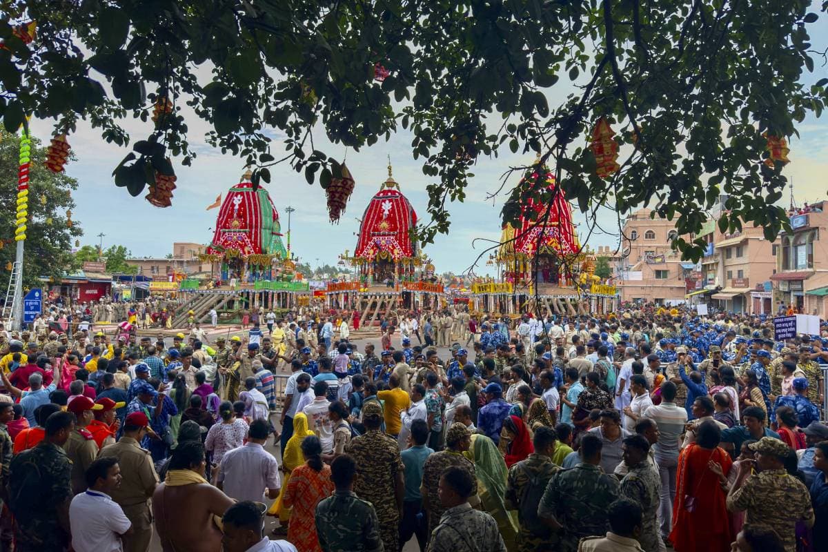 Puri Stampede : भगदड़ की घटना के एक दिन बाद भगवान जगन्नाथ के दर्शन के लिए डरते-डरते पहुंचे श्रद्धालु