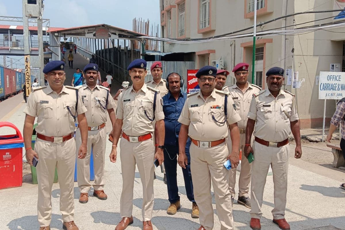 Duronto Express: दुरंतो एक्सप्रेस में चोरी के मामले में हुई छापेमारी, कई संदिग्धों से पूछताछ, कई रेलवे स्टेशनों पर पुलिस की दबिश