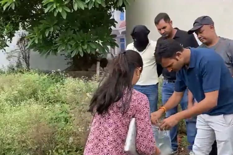 Raja Raghuvanshi Murder Case: सोनम के ब्लैक बैग से खुलेगा मर्डर का राज, प्रॉपर्टी डीलर गिरफ्तार, सुरक्षा गार्ड हिरासत में