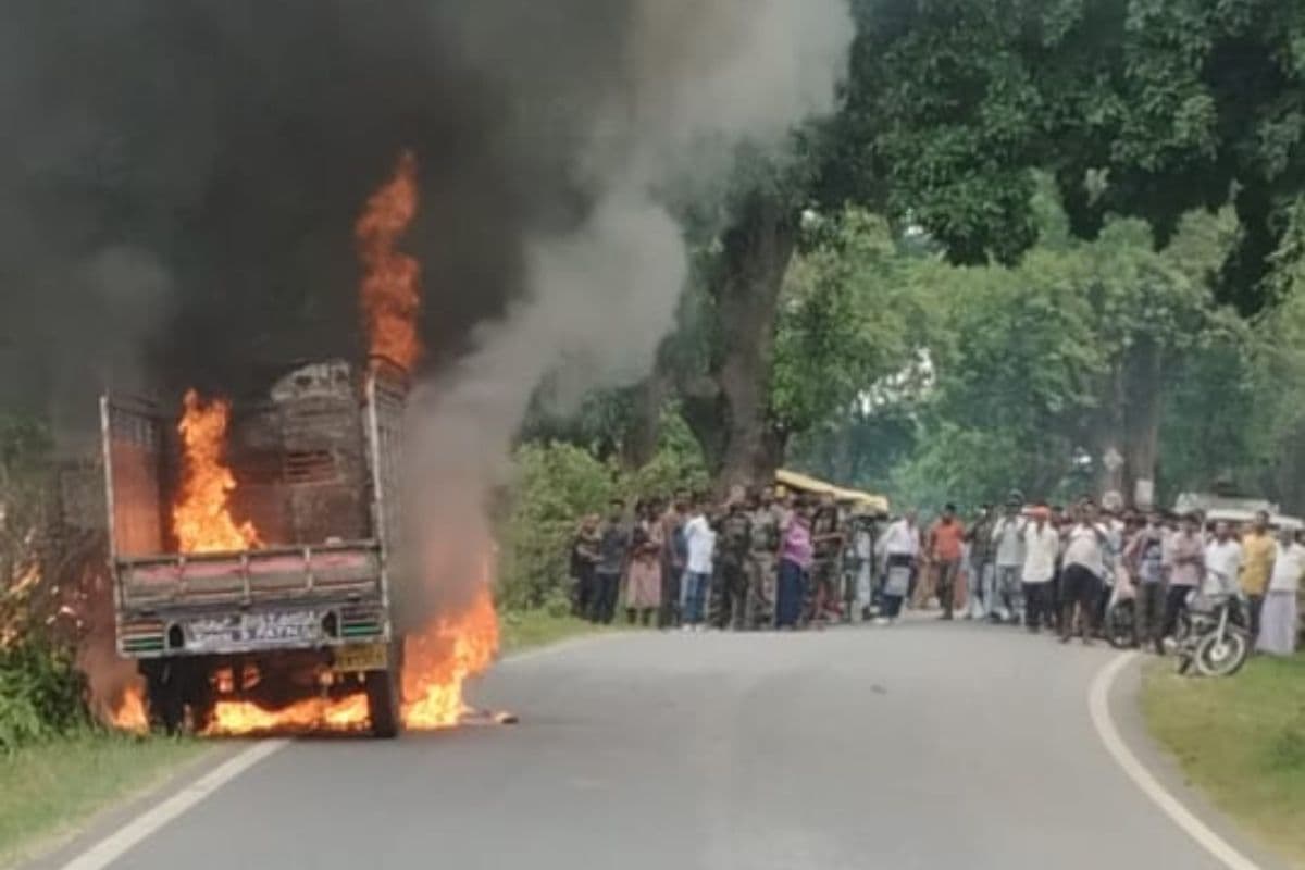 अनगड़ा में दुर्घटना के बाद अचानक पिकअप में लगी आग, गाड़ी जलकर हुई खाक