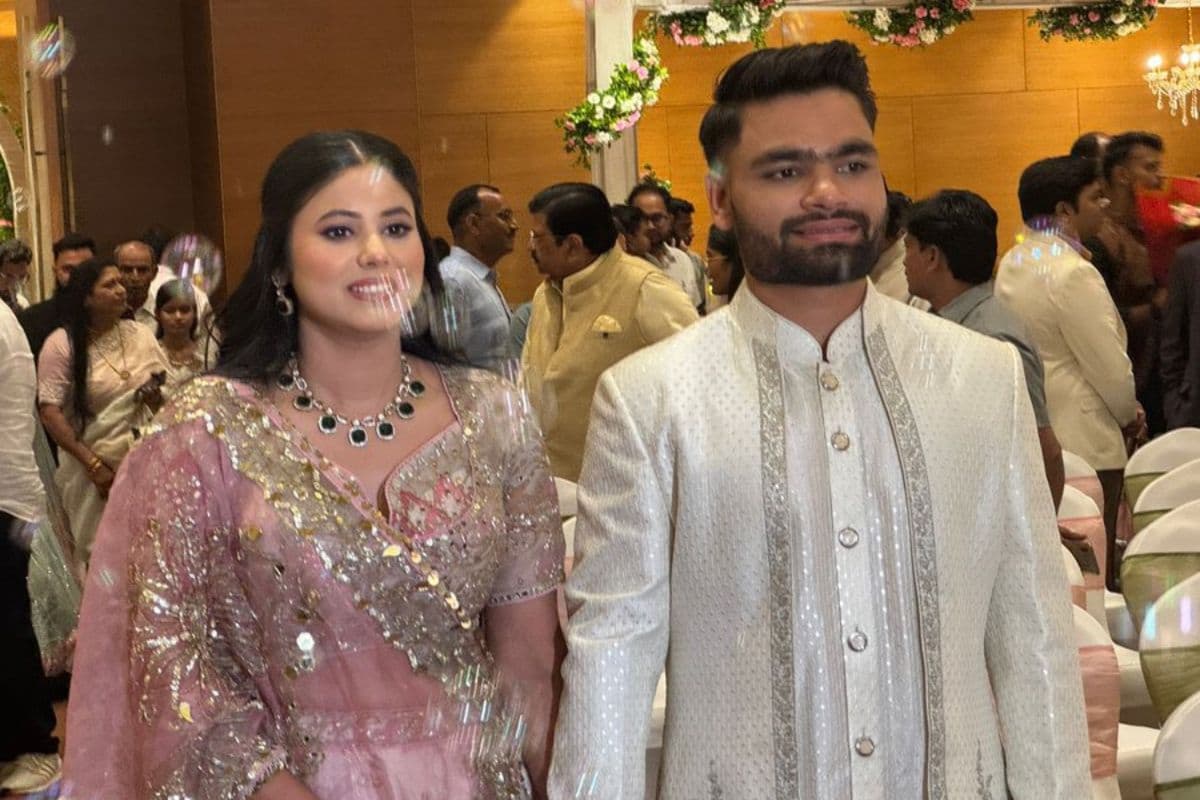 प्रिया सरोज-रिंकू सिंह के सगाई की फोटोज वायरल, हाथ थामे नजर आए कपल