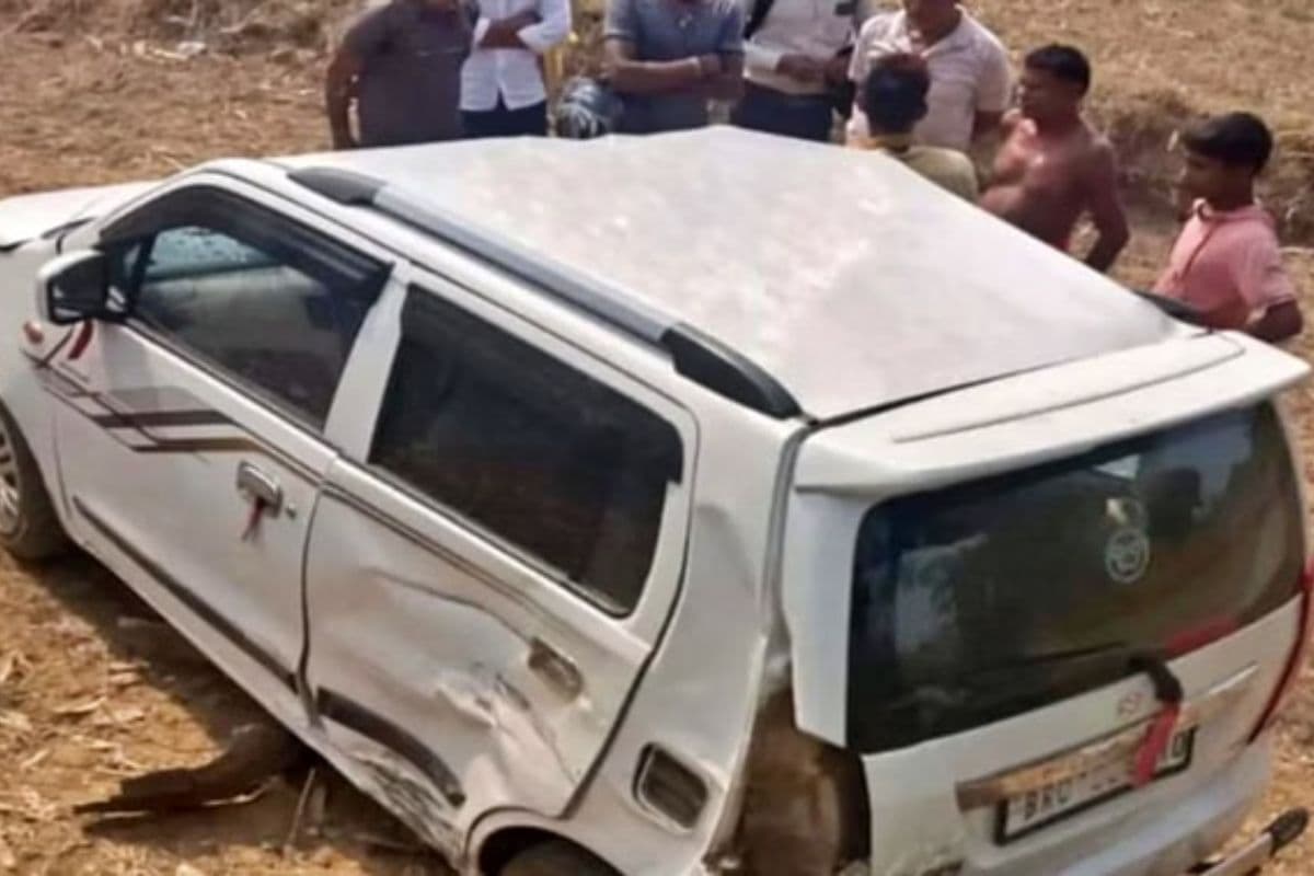 Bihar Road Accident: सड़क किनारे खड़े लोगों को कार ने रौंदा, आगे जाकर गड्ढ़े में पलटी