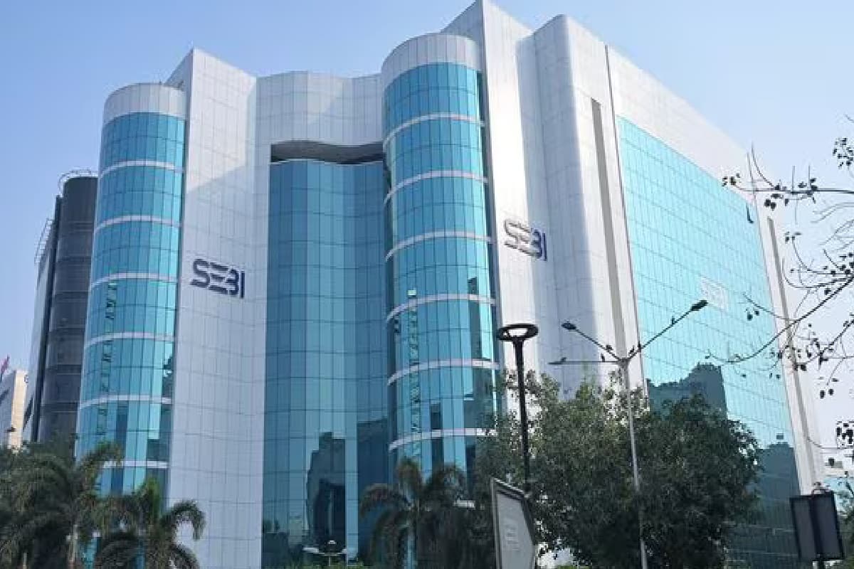 SEBI Action: शेयर टिप्स देने वालों पर गिरी गाज, सेबी ने लगाया बैन! लौटाना पड़ेगा कमाई का पैसा