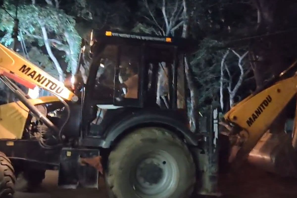 रात के अंधेरे में प्रशासन का सख्त कदम, कब्रिस्तान पर चलाया बुल्डोजर