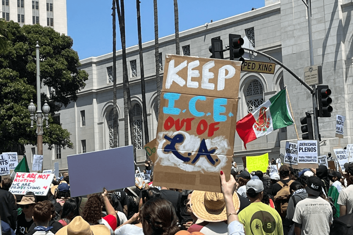 लॉस एंजेल्स में हिंसा जारी, एप्पल स्टोर में लूटपाट का वीडियो आया सामने