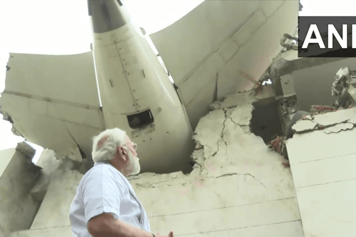 Ahmedabad Plane Crash:  PM मोदी पहुंचे अहमदाबाद, घटनास्थल का लिया जायजा