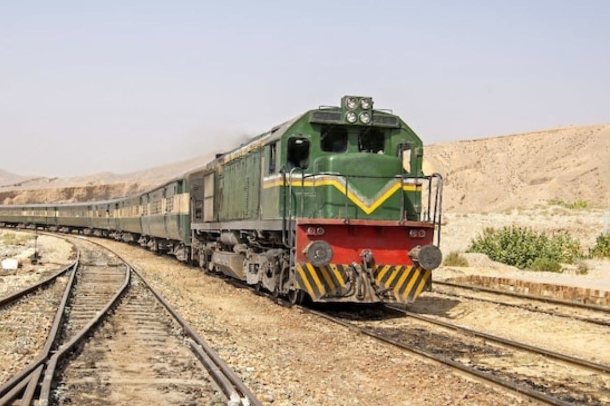 Pakistan: जाफर एक्सप्रेस में धमाका, 4 डिब्बे पटरी से उतरे, बलूचों ने इसी ट्रेन को पहले किया था हाईजैक