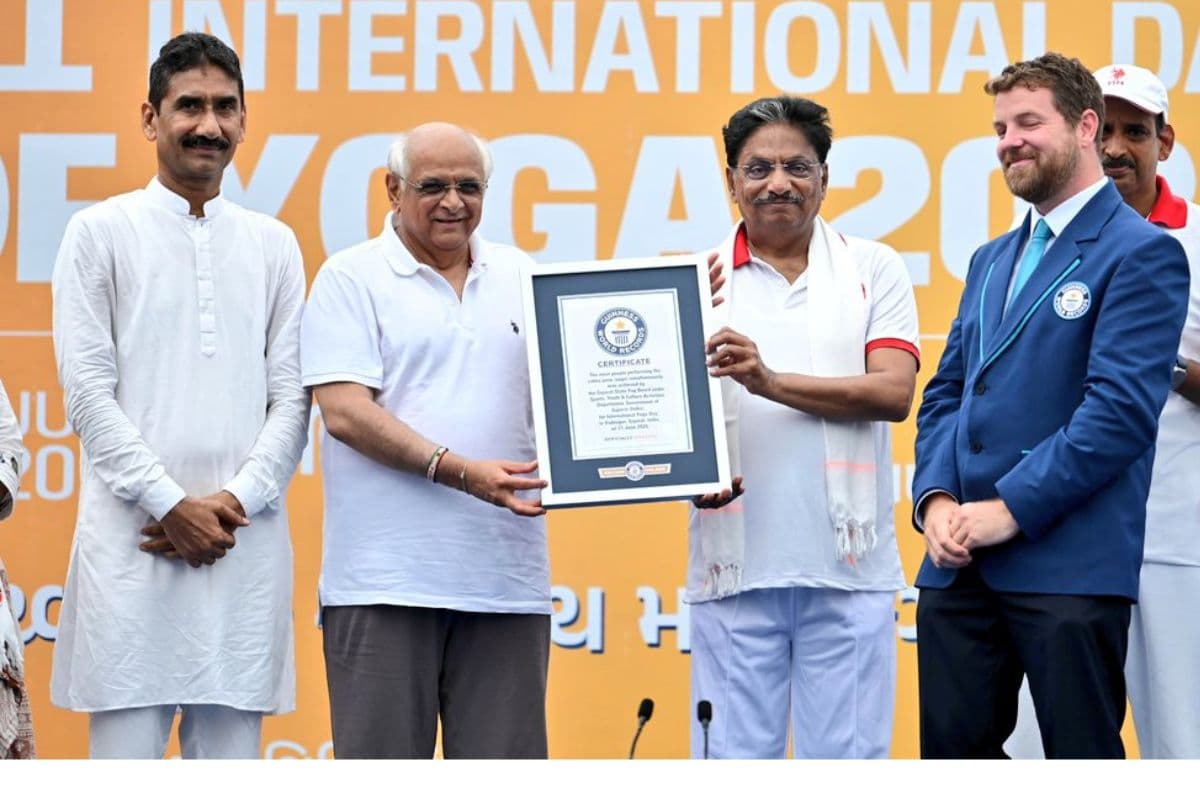 International Yoga DAY: योग दिवस पर गुजरात ने रचा इतिहास, कोबरा पोज में बनाया गिनीज वर्ल्ड रिकॉर्ड 